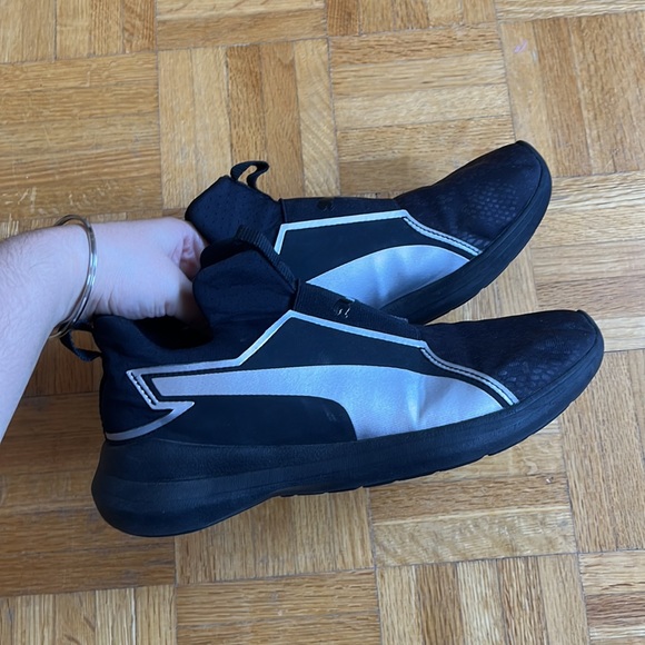 3/$30 EUC women’s puma sneakers in black and silver size 6.5 - Picture 2 of 5